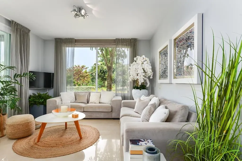 Modern Apt In Alcazaba Lagoon 埃斯特波纳 0*,